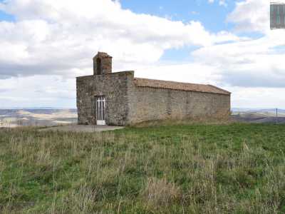 Cominciamo cos� a salire, ma prima di raggiungere la fortezza andiamo a visitare la chiesetta di Maria Santissima o Madonna di Monteserico, edificata intorno al XII secolo dagli abitanti del borgo omonimo che qui sorgeva nel Medioevo